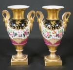 PARIS : Paire de vases d'époque Empire en porcelaine à...